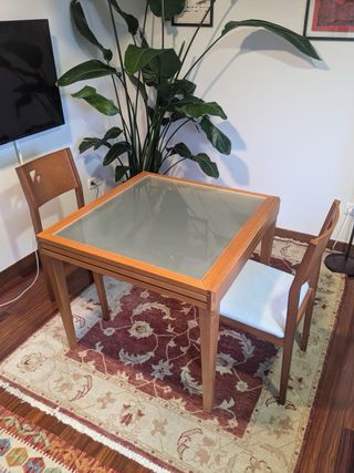 Mesa extensible de madera y cristal con dos sillas