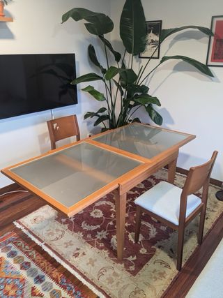 Mesa extensible de madera y cristal con dos sillas