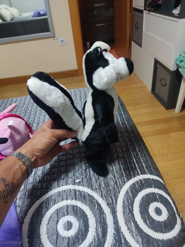 Peluche mofeta pepe Warner