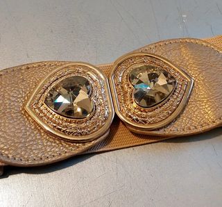 Cinturón elástico beige con hebilla dorada