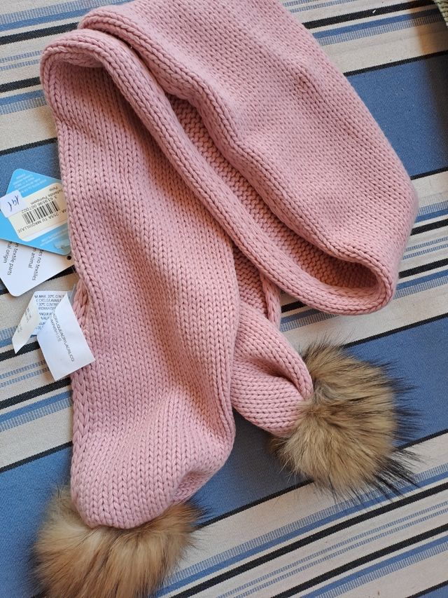 Bufanda rosa para niña con 2 pompones.