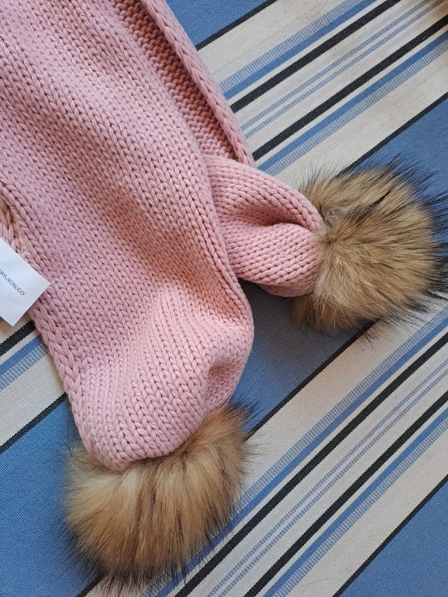 Bufanda rosa para niña con 2 pompones.