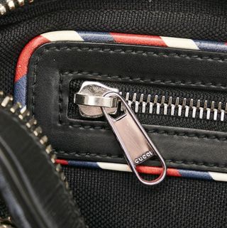 Riñonera Gucci negra y roja
