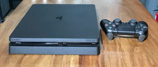 PS4 Slim (PlayStation 4) negra