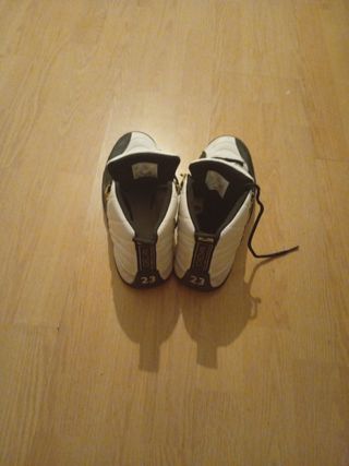 Zapatillas Jordan 12 blancas y negras