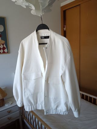 Chaqueta bomber Zara blanca