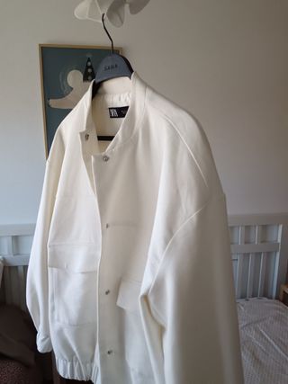 Chaqueta bomber Zara blanca