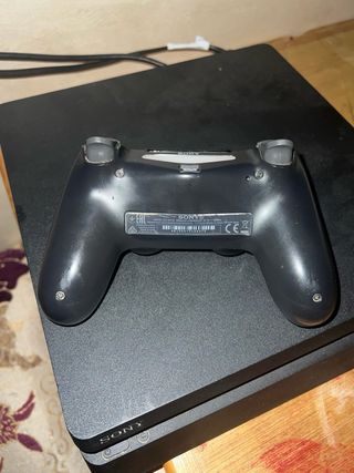 PS4 (PlayStation 4) negra
