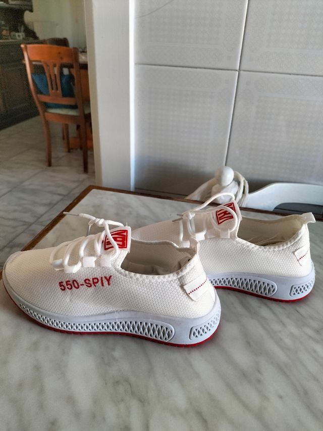 Scarpe sportive bianche e rosse