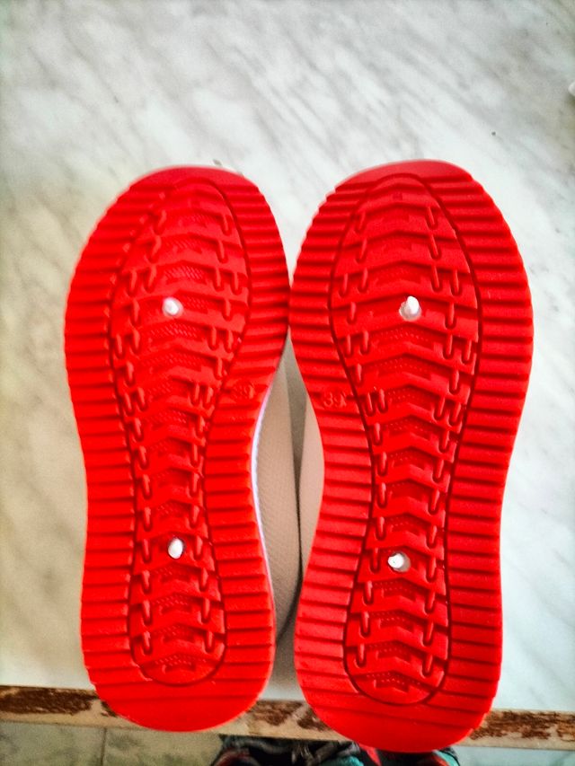 Scarpe sportive bianche e rosse