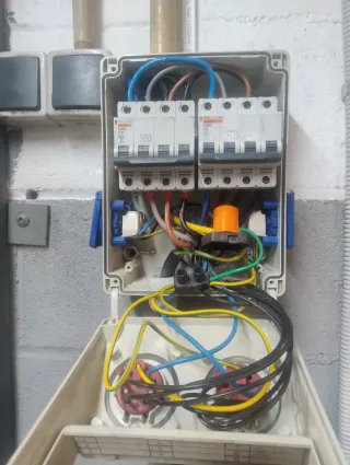 Servicios electricidad y fontanería económicos