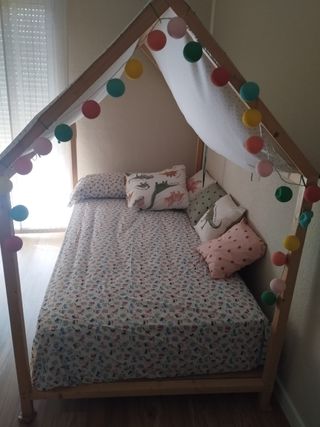 Cama Montessori infantil con dosel