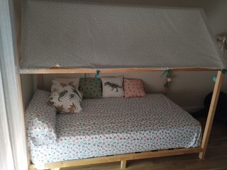 Cama Montessori infantil con dosel