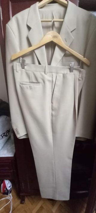 Traje beige caballero