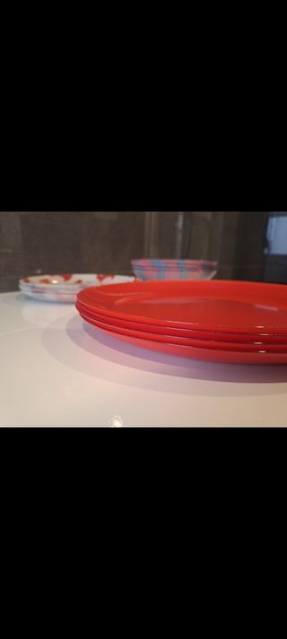 Platos, cubiertos, mantel y jarra cristal