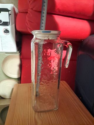 Platos, cubiertos, mantel y jarra cristal