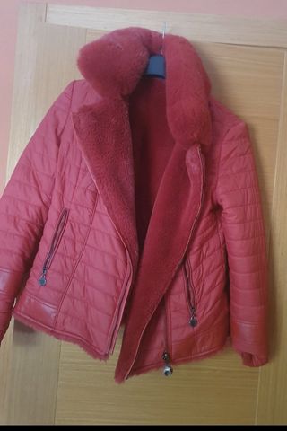 Chaqueta roja de borreguillo es reversible