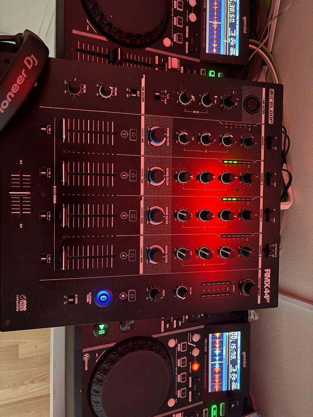 Mesa mezclas Reloop RMX-44BT + 2 Gemini MDJ-500