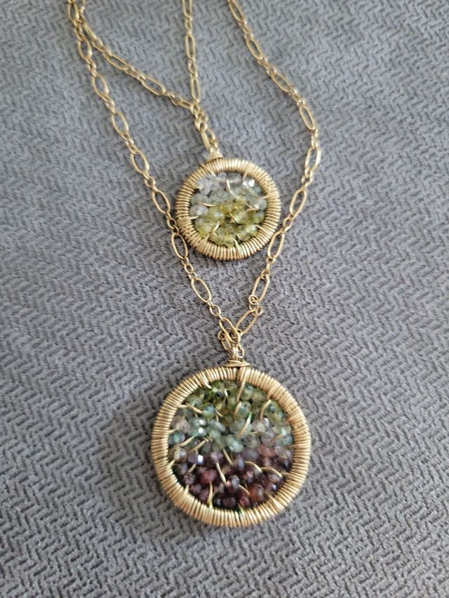 Collar dorado con piedras verdes