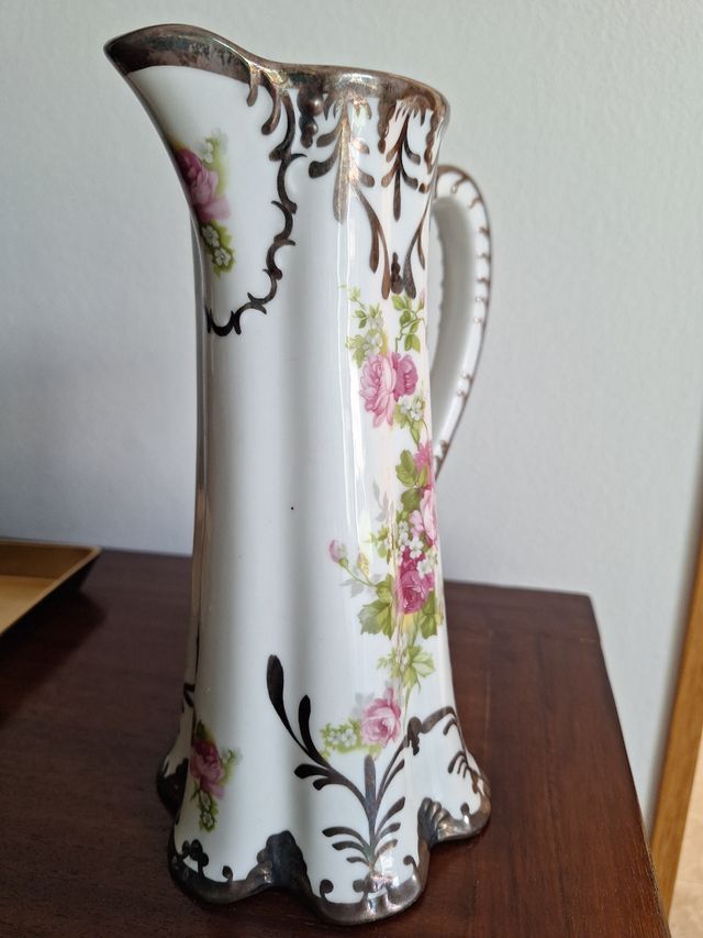 Jarro de porcelana rosa-branco