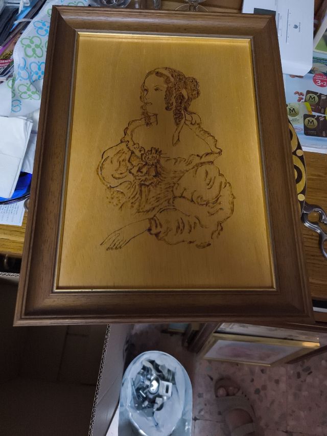 Cuadro madera tallado mujer