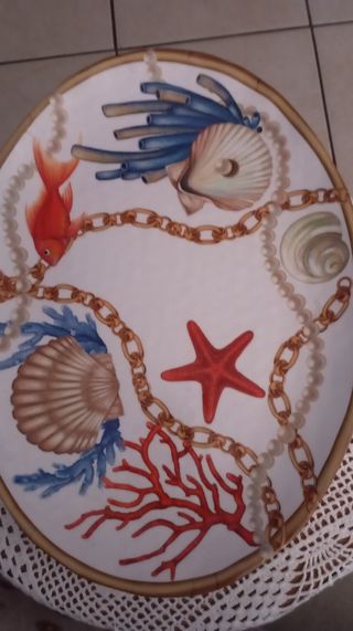 Piatto ovale in melamine con decoro marino.