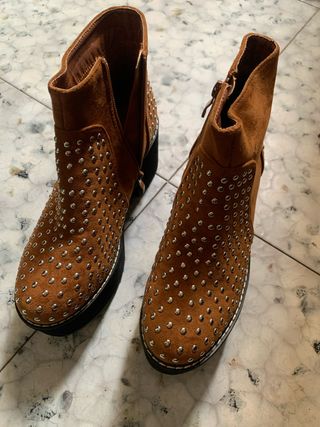 Botines Marrón H&D con Tachuelas
