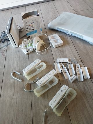 Wii + 5 mandos + Wii Fit + cargador