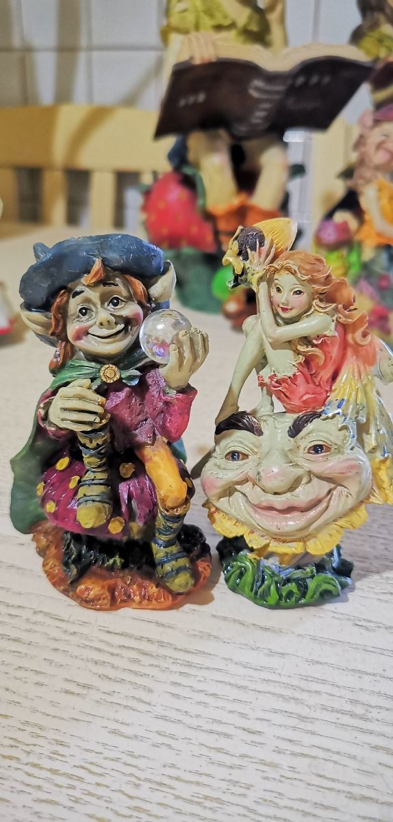 2 statuette fate e folletto