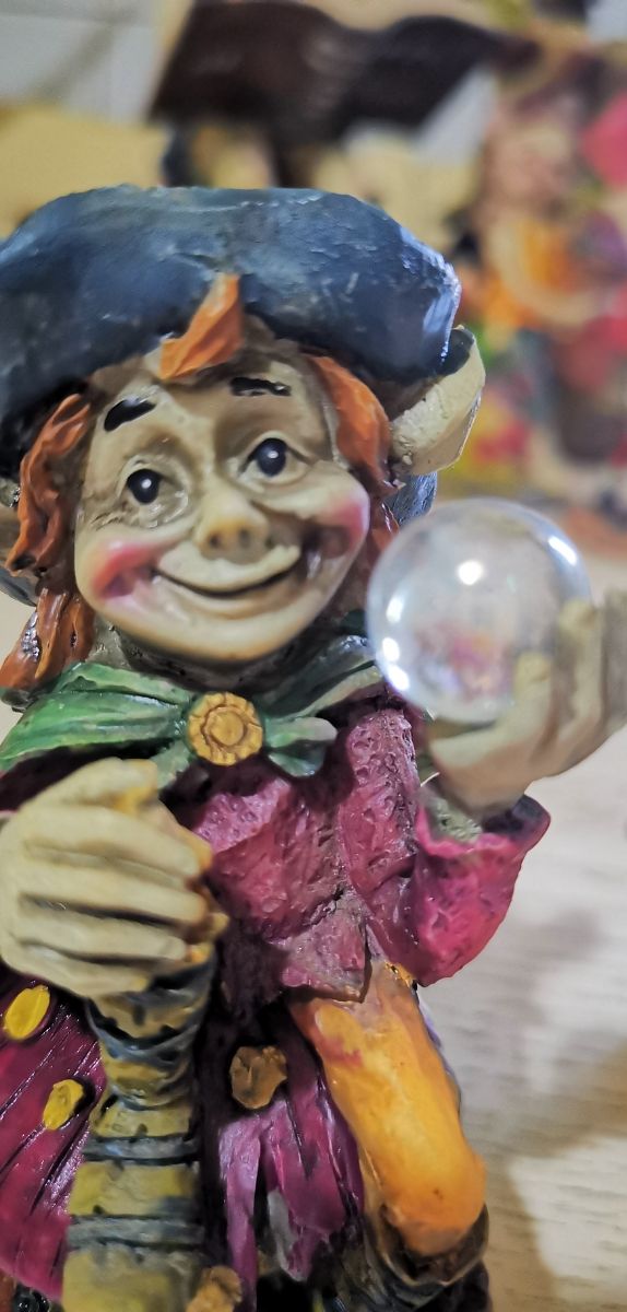 2 statuette fate e folletto