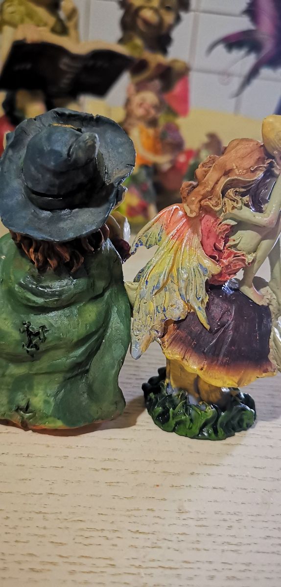 2 statuette fate e folletto