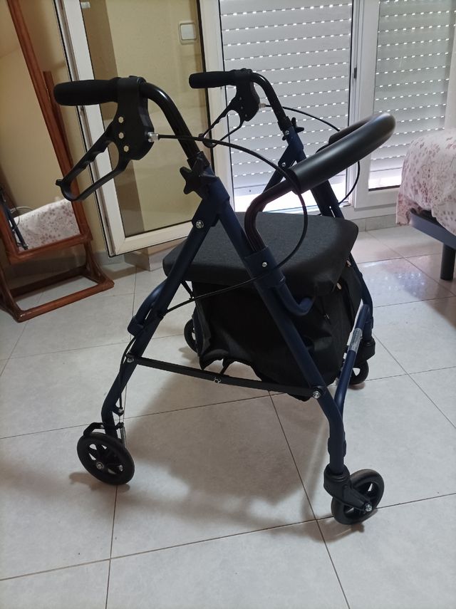 Caminador con asiento y cesta