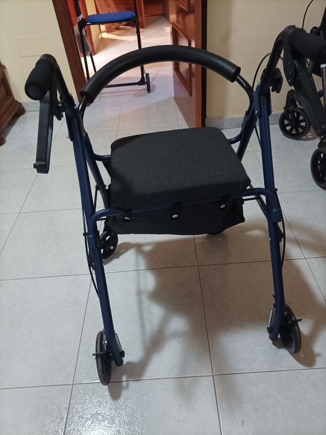 Caminador con asiento y cesta