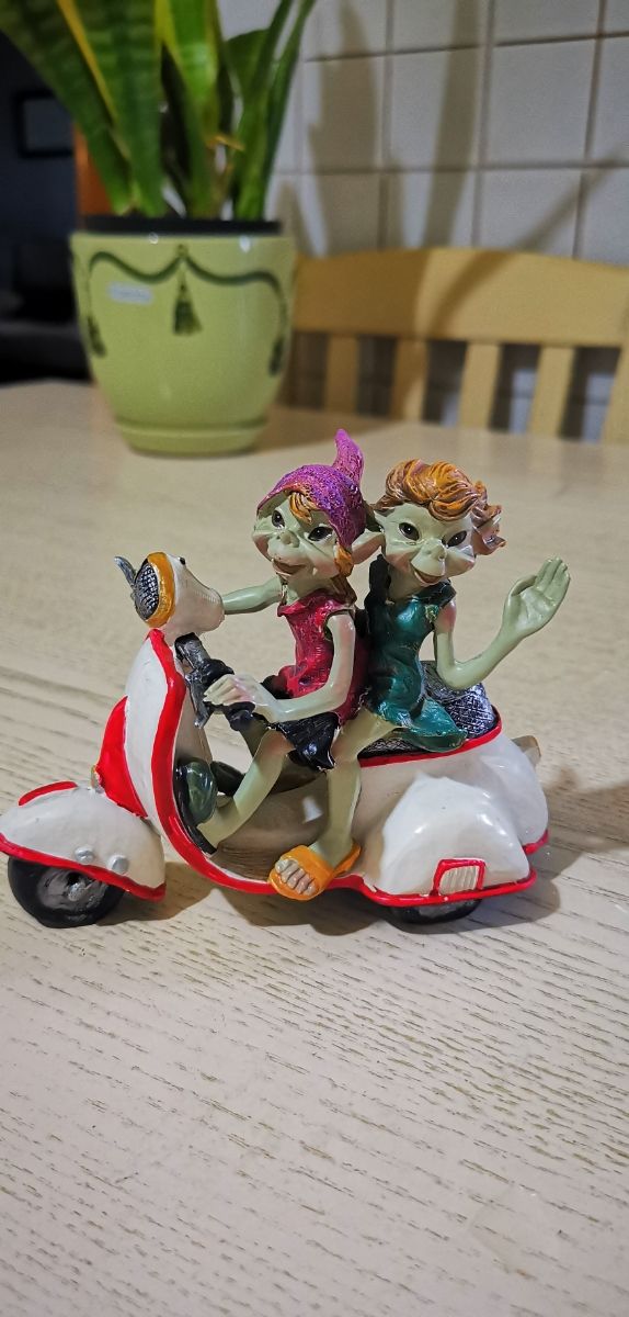 2 Pixie in Vespa - Statuine