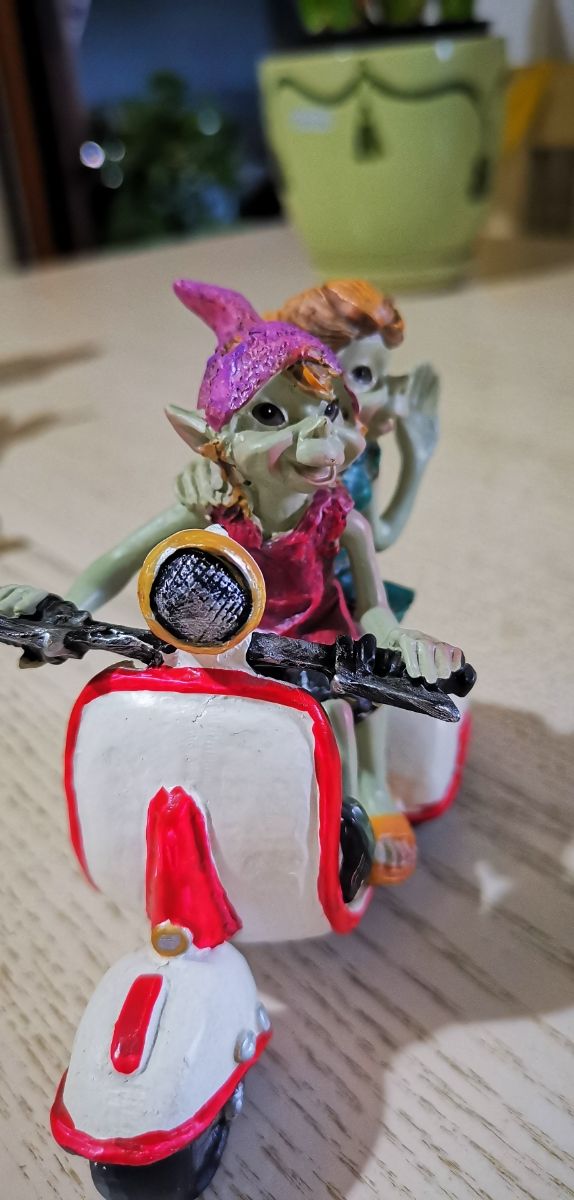 2 Pixie in Vespa - Statuine
