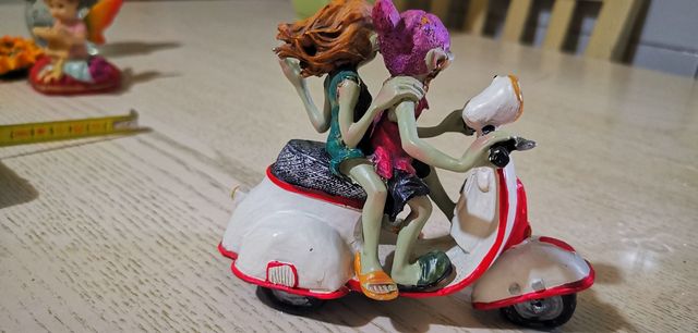 2 Pixie in Vespa - Statuine