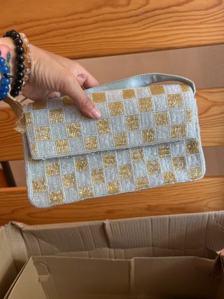 Bolso mano azul y dorado