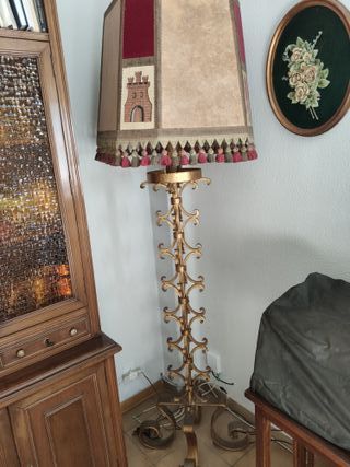 Lampara antigua dorada con pantalla