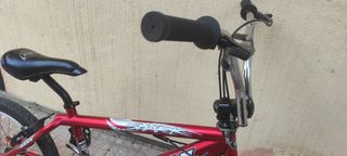 Bicicleta BMX BH Shark roja