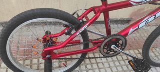 Bicicleta BMX BH Shark roja