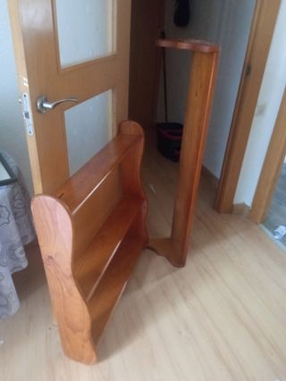 Estanterías de madera marrón