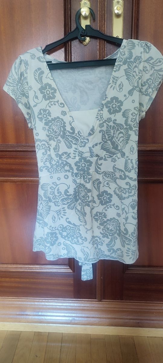 Blusa estampada beige y gris