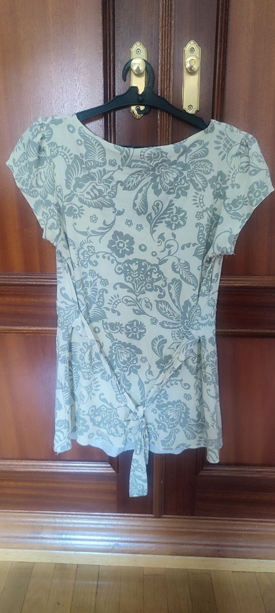 Blusa estampada beige y gris