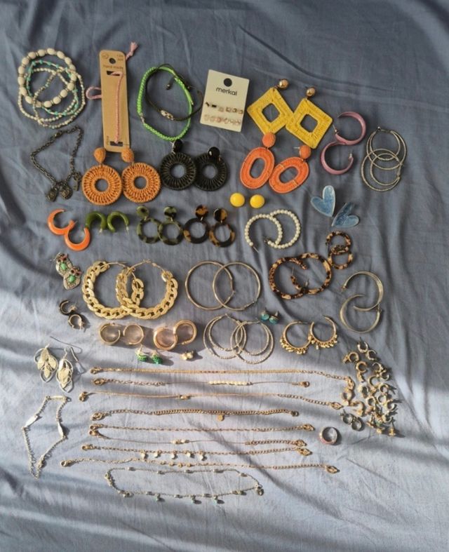 Lotto di bijouterie estiva: orecchini, bracciali...