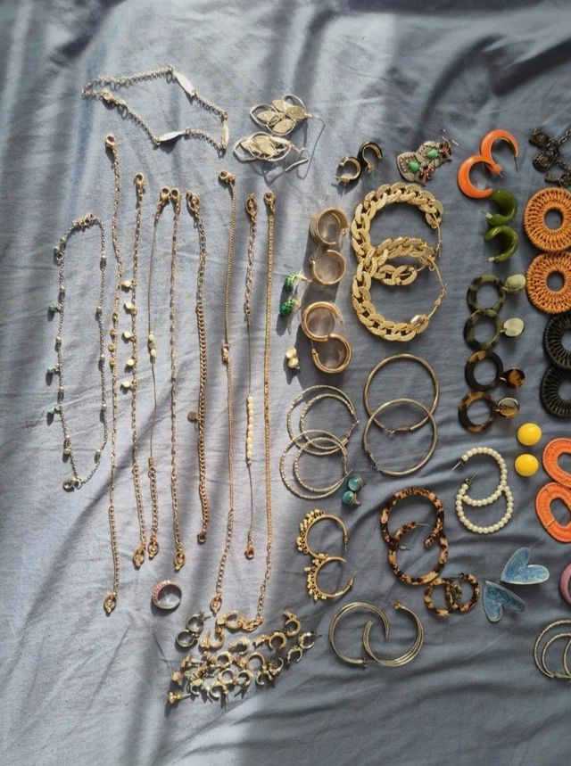 Lotto di bijouterie estiva: orecchini, bracciali...