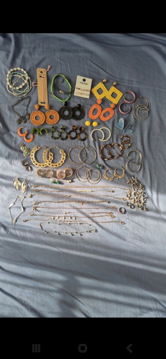 Lotto di bijouterie estiva: orecchini, bracciali...