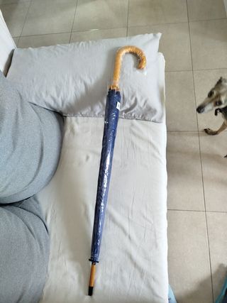 Paraguas azul con mango de madera