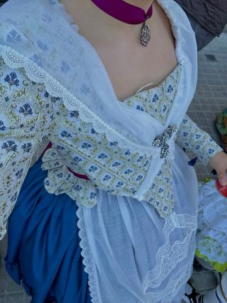Traje Huertana azul y blanco