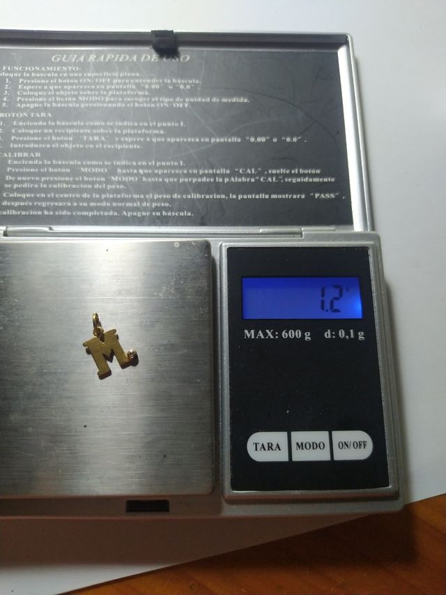 Colgante letra M oro circonita