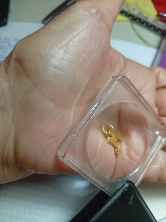 Colgante letra M oro circonita